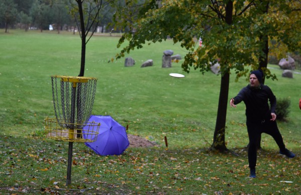 Rudeninė diskgolfininkų sueiga Survilų sodyboje