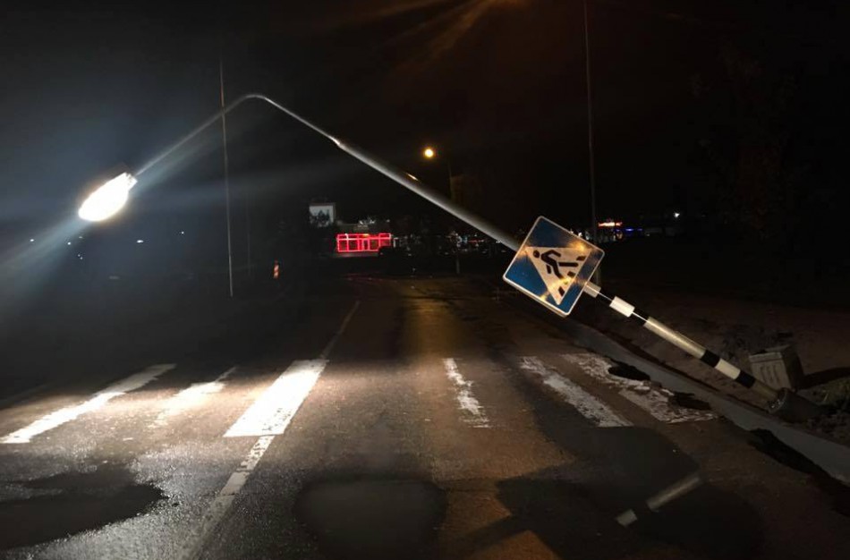 Chemikų gatvėje nuvirto stulpas