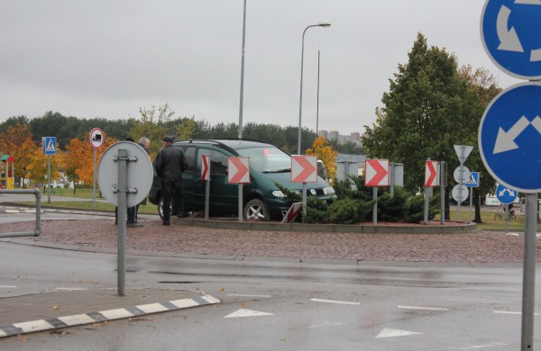 Žeimių gatvėje – keista avarija, į žiedinę sankryžą įvažiavo automobilis