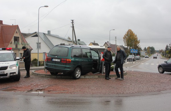 Žeimių gatvėje – keista avarija, į žiedinę sankryžą įvažiavo automobilis