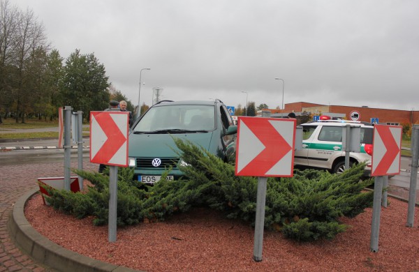 Žeimių gatvėje – keista avarija, į žiedinę sankryžą įvažiavo automobilis