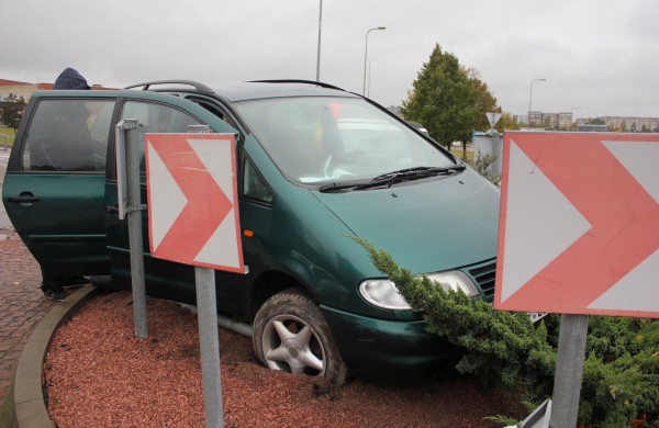 Žeimių gatvėje – keista avarija, į žiedinę sankryžą įvažiavo automobilis