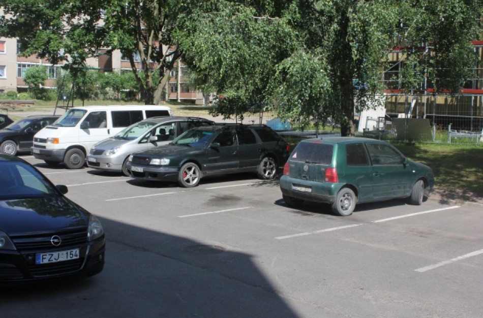 Prie daugiabučių baltomis linijomis žymimos vietos automobiliams