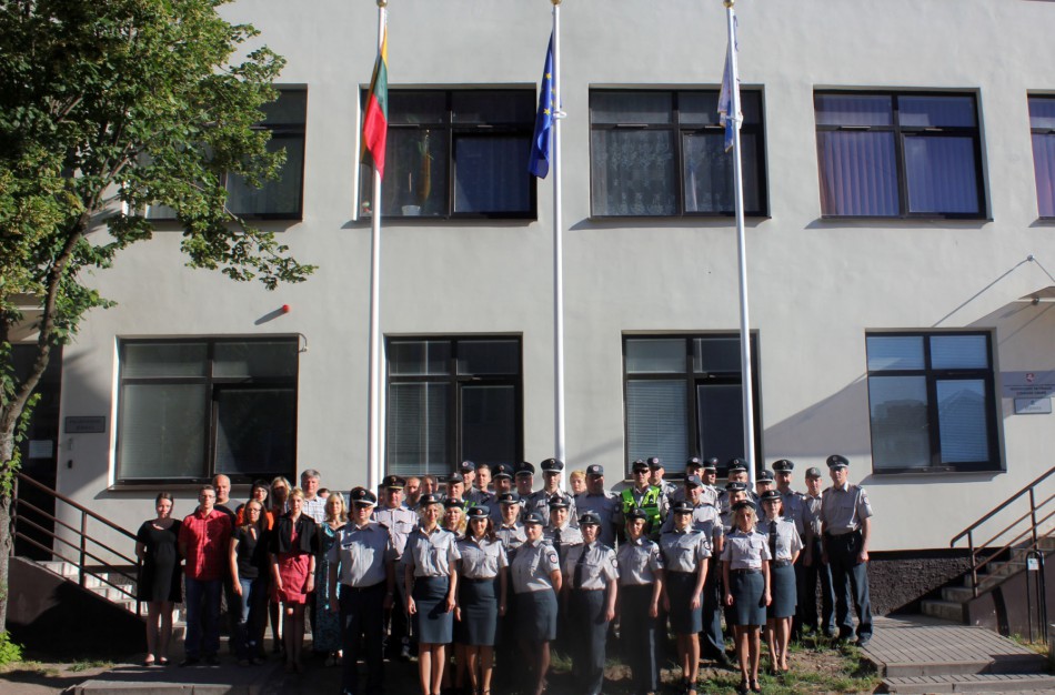 Prie policijos komisariato iškeltos trys vėliavos