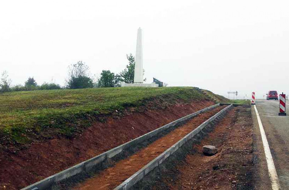 Prie obelisko A.Kulviečiui – stovėjimo aikštelė automobiliams