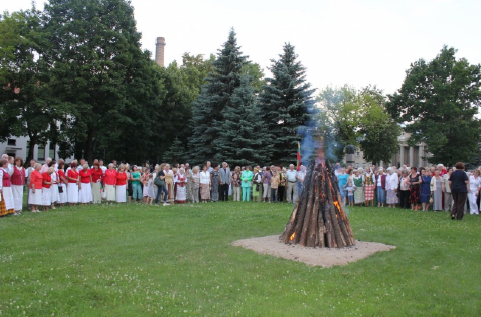Tautiška giesmė bus giedama Joninių slėnyje