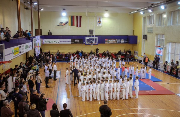 Vaikai varžėsi karate turnyre