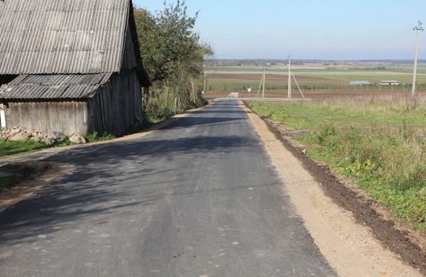 Rimkų kaimo gyventojai naujai asfaltuoto kelio nuotraukas ketina siųsti Susisiekimo ministerijai