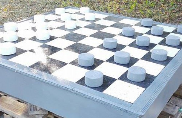 Kulvos kaimo parke – iš baldų palečių ir medinio koto pagamintos lauko šaškės