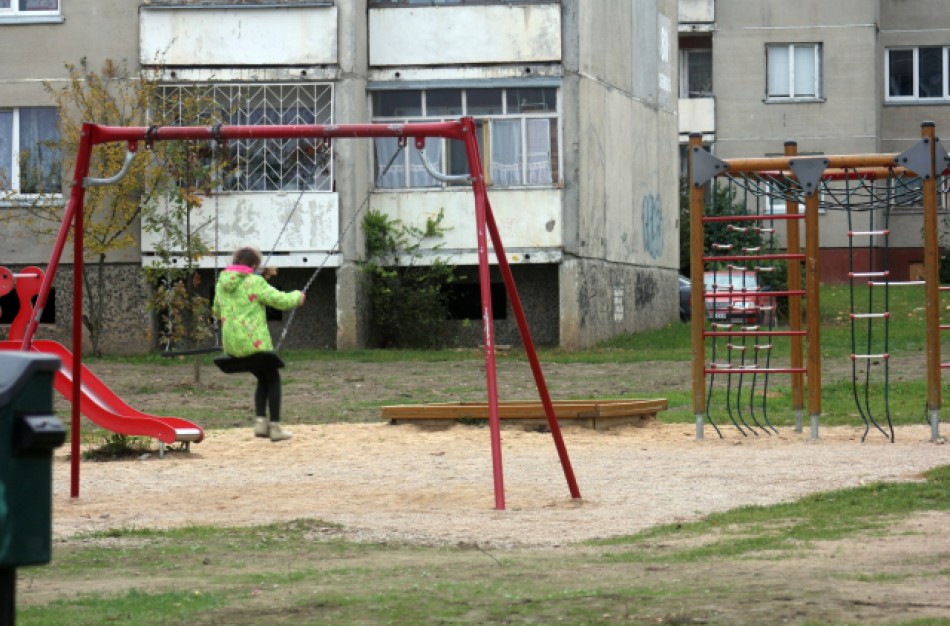 Vaikų žaidimų aikštelė Chemikų gatvėje – su batutais, A.Kulviečio gatvėje – tradicinė