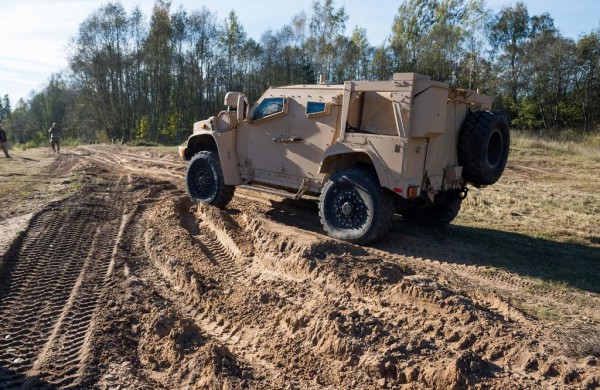 Gaižiūnų poligone Lietuvos ir sąjungininkų kariams pristatytos JAV šarvuoto visureigio galimybės