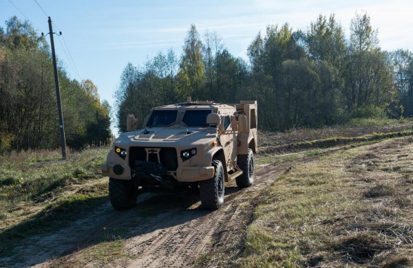 Gaižiūnų poligone Lietuvos ir sąjungininkų kariams pristatytos JAV šarvuoto visureigio galimybės