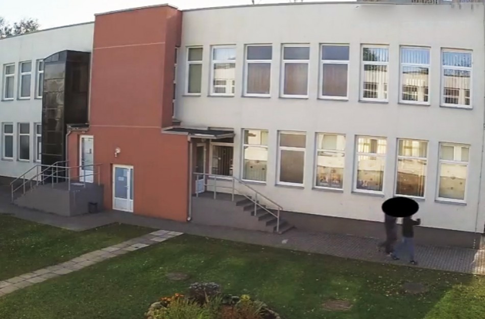 Rimkų mikrorajone įrengta vaizdo stebėjimo kamera – sudaužyta (filmuota medžiaga)