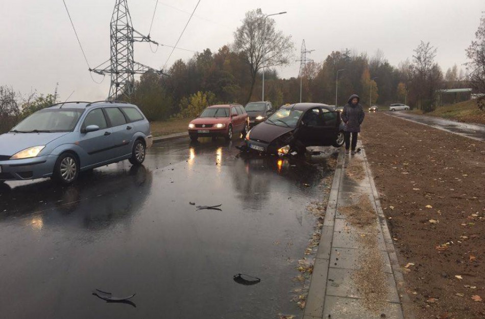 Vasario 16-osios gatvėje – avarija, susidūrė trys automobiliai