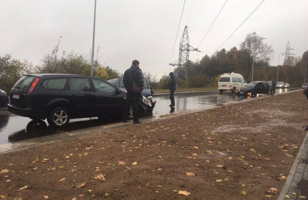 Vasario 16-osios gatvėje – avarija, susidūrė trys automobiliai