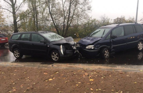 Vasario 16-osios gatvėje – avarija, susidūrė trys automobiliai