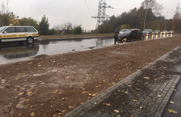 Vasario 16-osios gatvėje – avarija, susidūrė trys automobiliai