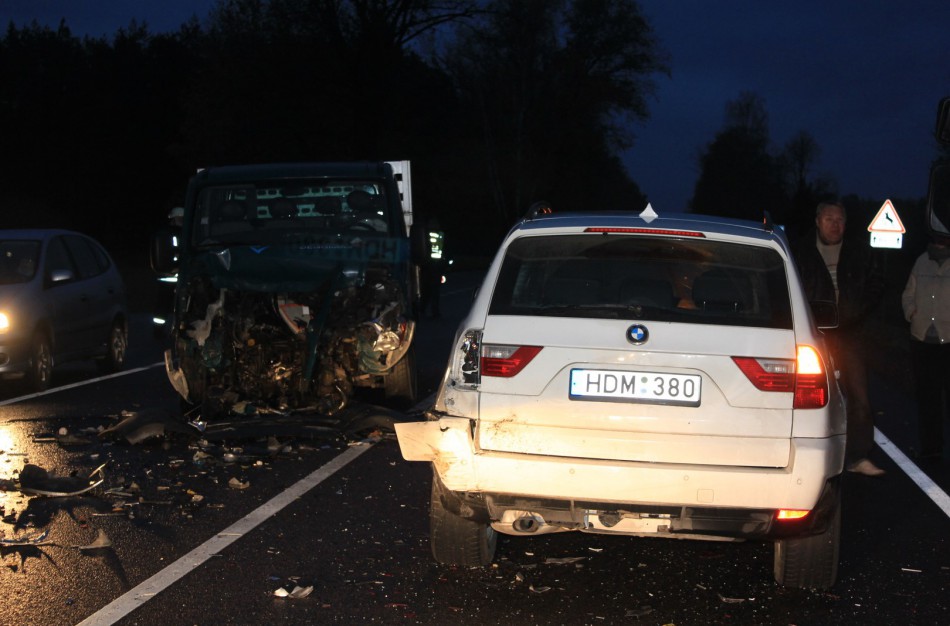 Netoli Jonavos – didelė avarija, susidūrė penki automobiliai, yra sužeistų žmonių