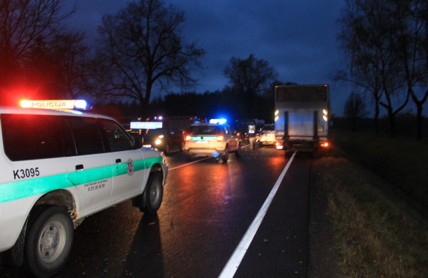 Netoli Jonavos – didelė avarija, susidūrė penki automobiliai, yra sužeistų žmonių