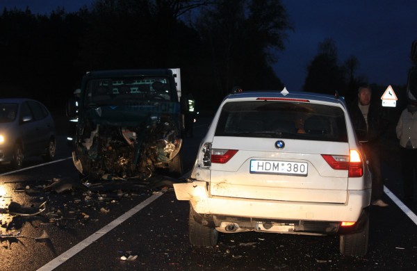 Netoli Jonavos – didelė avarija, susidūrė penki automobiliai, yra sužeistų žmonių