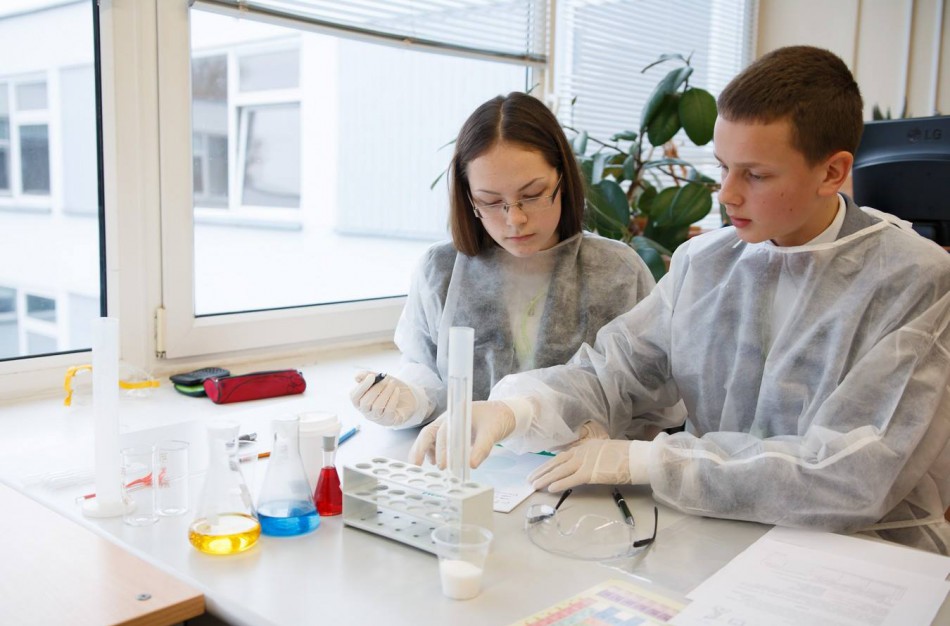 Senamiesčio gimnazijoje varžėsi jaunieji chemijos žinovai