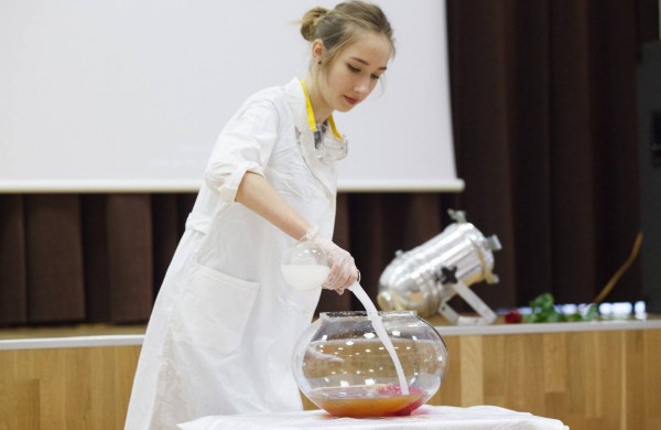 Senamiesčio gimnazijoje varžėsi jaunieji chemijos žinovai
