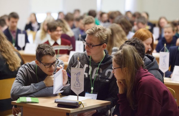 Senamiesčio gimnazijoje varžėsi jaunieji chemijos žinovai