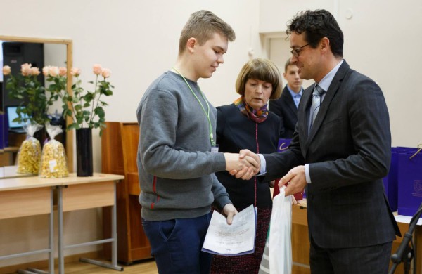 Senamiesčio gimnazijoje varžėsi jaunieji chemijos žinovai