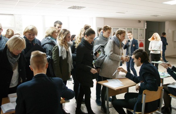 Senamiesčio gimnazijoje varžėsi jaunieji chemijos žinovai