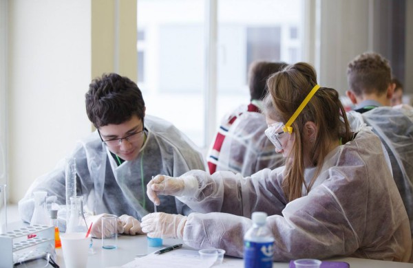 Senamiesčio gimnazijoje varžėsi jaunieji chemijos žinovai