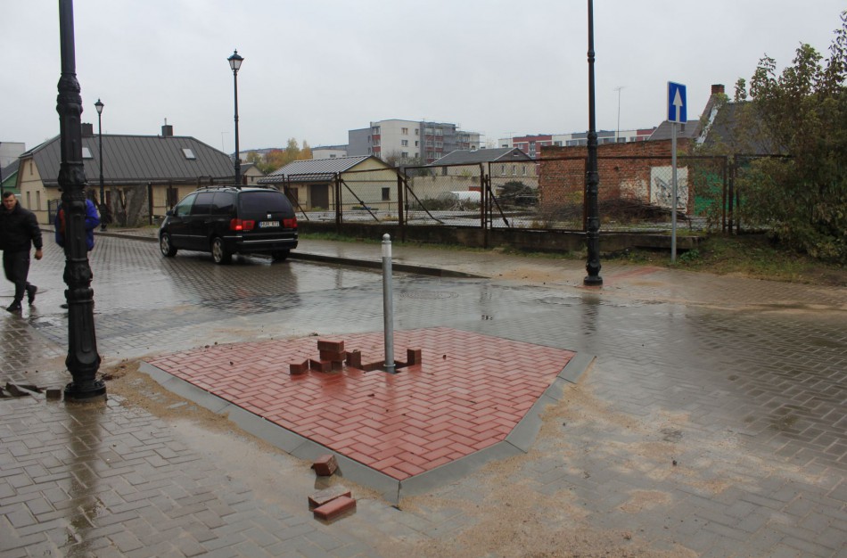 Kauno gatvės rekonstrukcija: kaip saugumą didins metaliniai stulpeliai?