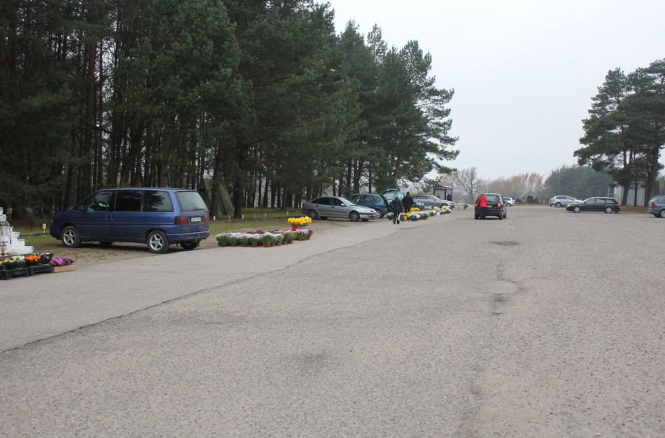 Prie Šmatų kapinių sužymėtos vietos prekybininkams, prekybininkai prašomi nepažeidinėti taisyklių