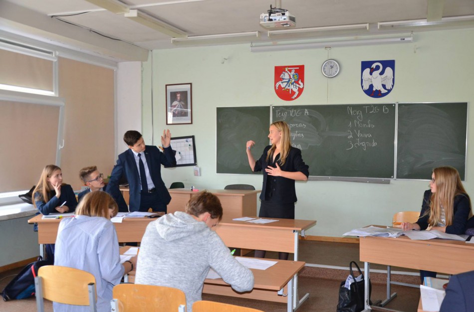 Senamiesčio gimnazijoje – intriguojantys debatai: ar šalys turėtų išstoti iš Europos Sąjungos?