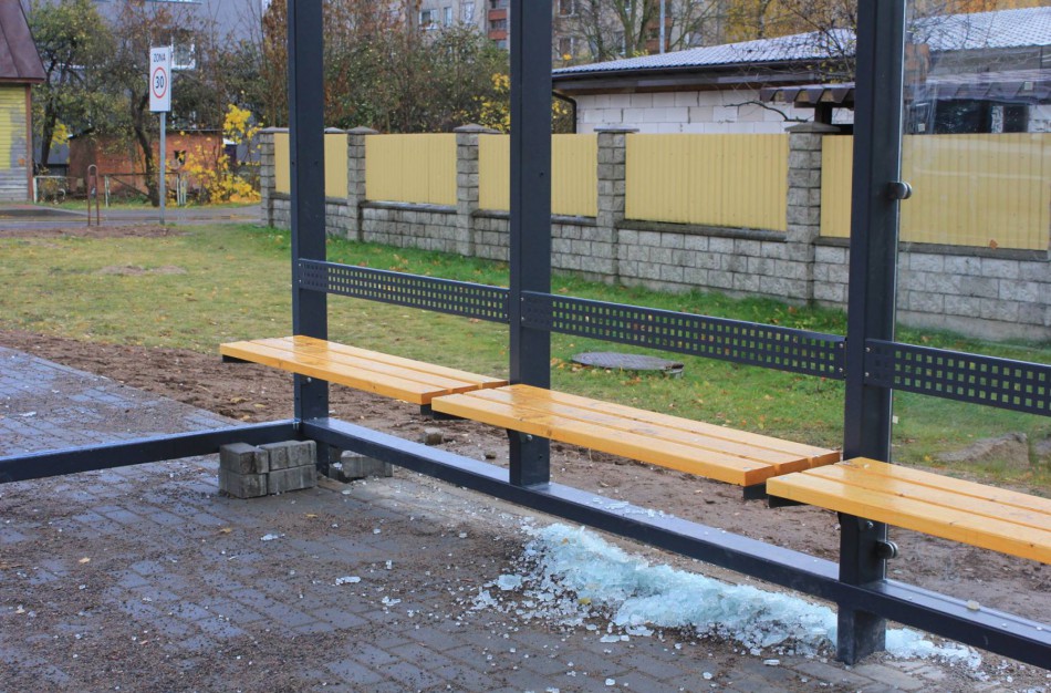 Naujoje autobusų stotelėje iškulti stiklai