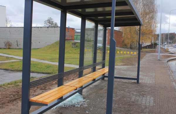Naujoje autobusų stotelėje iškulti stiklai