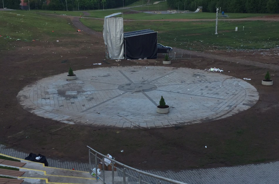 Joninių slėnis po šventės – išrauti augalai, “išbandyti” apšvietimo stulpeliai