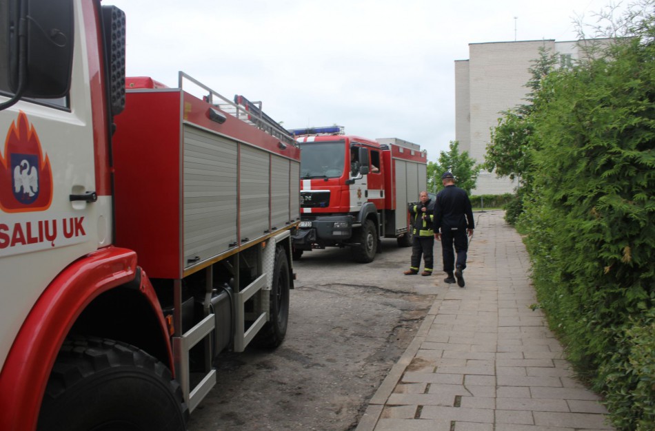 Ugniagesiai: „Kai įjungiame diskinį pjūklą, žmonės patys atidaro duris“