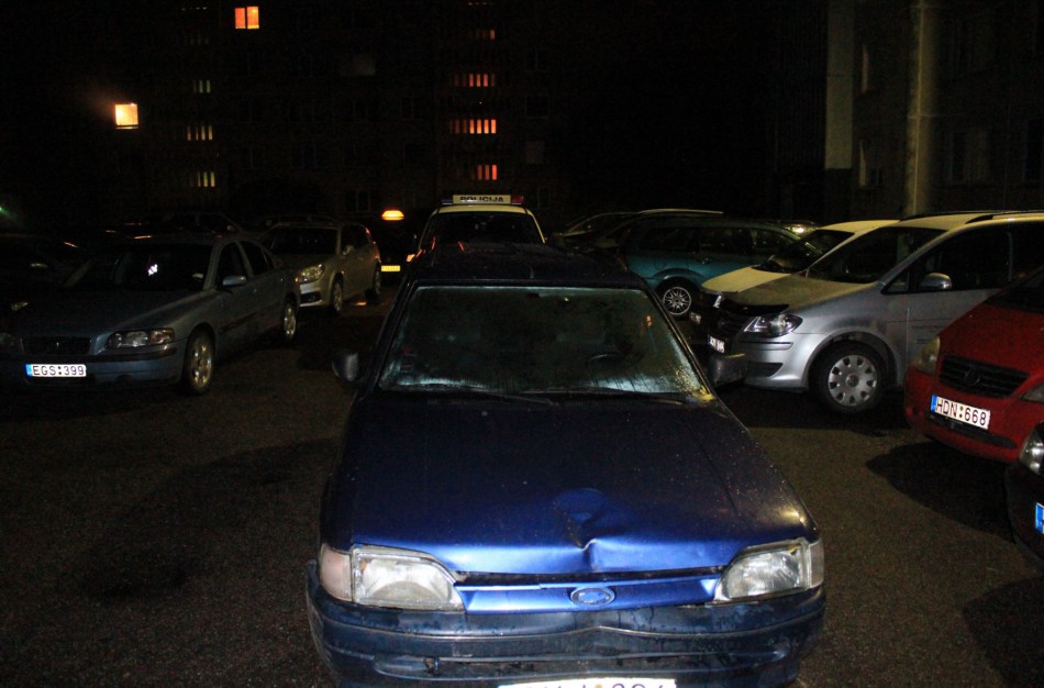Pranešimas policijai: Chemikų gatvės daugiabučio kieme – galimai neblaivus vairuotojas