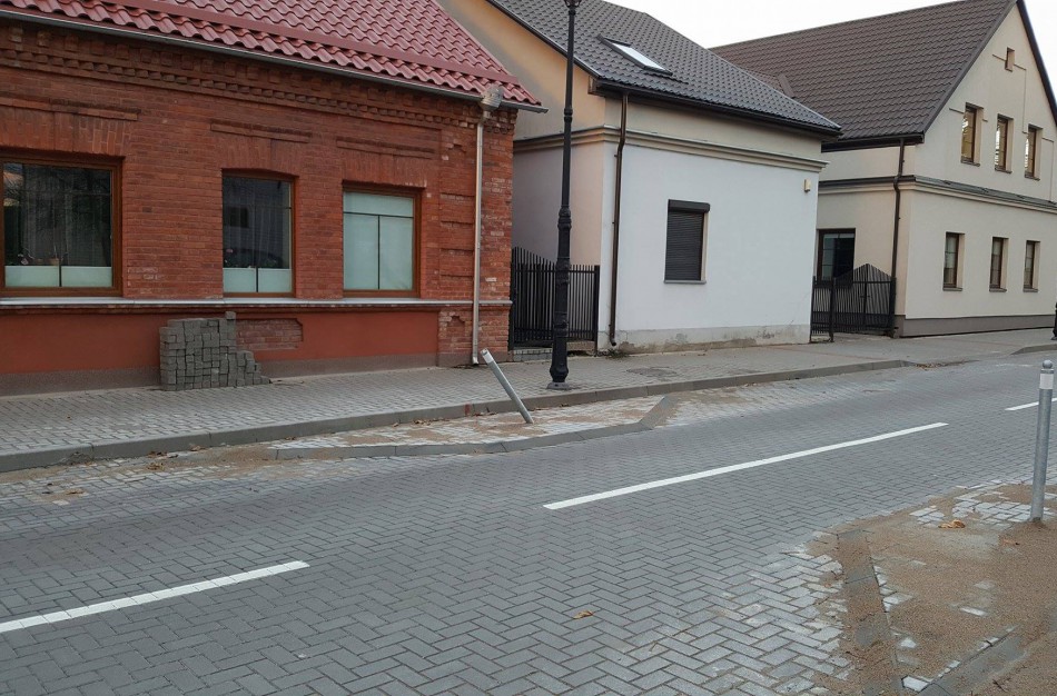 Metaliniai stulpeliai rekonstruojamoje Kauno gatvėje– jau sulankstyti