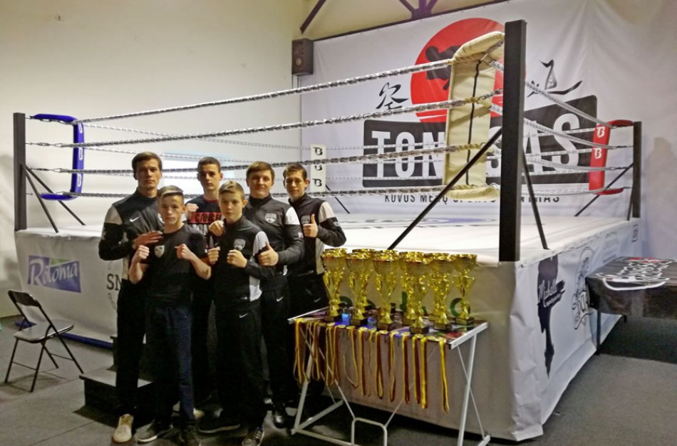 Kikbokso turnyre - trys sporto klubo „Faiteris“ sportininkų medaliai