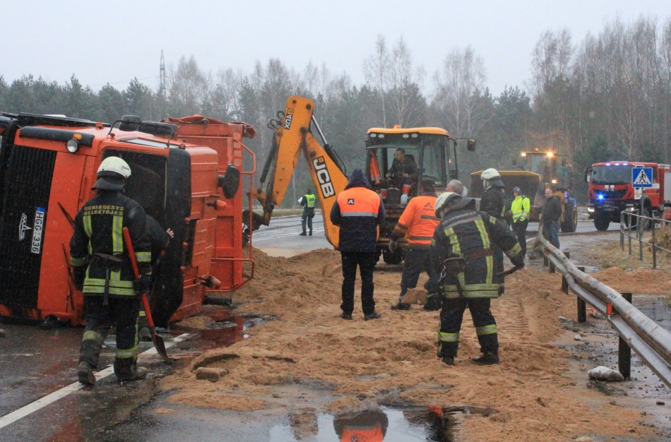 Apvirto smėlį vežęs krovininis automobilis, sužalotas vairuotojas