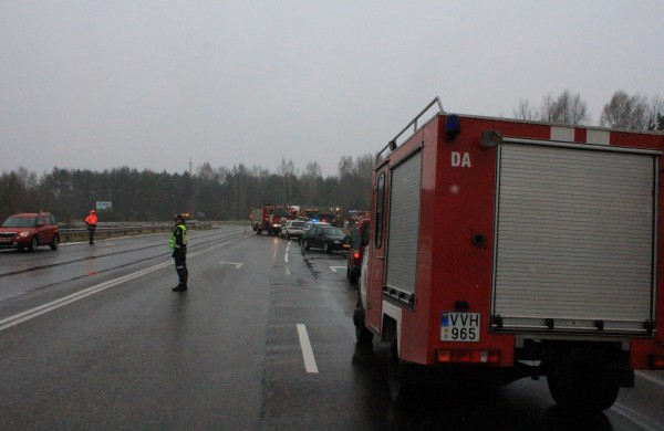 Apvirto smėlį vežęs krovininis automobilis, sužalotas vairuotojas