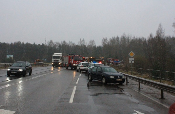 Apvirto smėlį vežęs krovininis automobilis, sužalotas vairuotojas