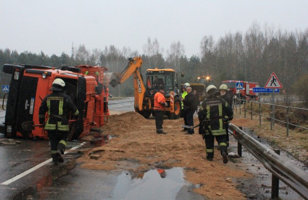 Apvirto smėlį vežęs krovininis automobilis, sužalotas vairuotojas