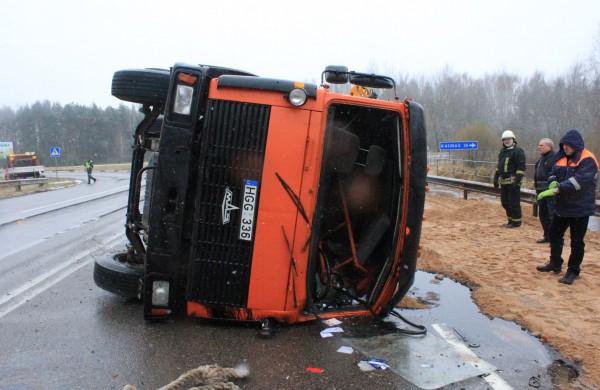 Apvirto smėlį vežęs krovininis automobilis, sužalotas vairuotojas
