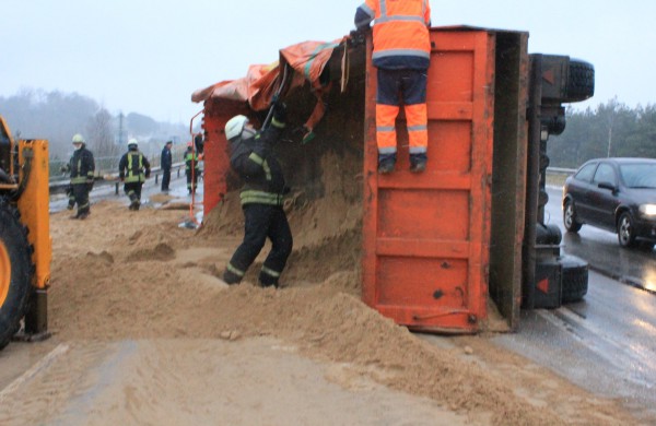 Apvirto smėlį vežęs krovininis automobilis, sužalotas vairuotojas