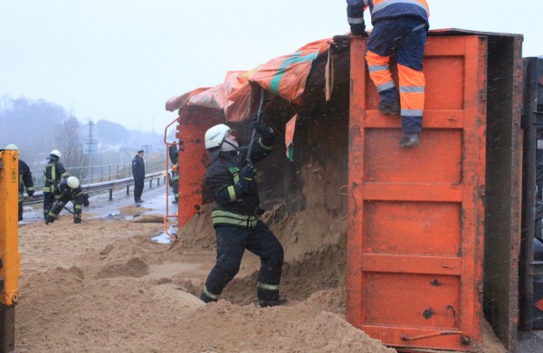 Apvirto smėlį vežęs krovininis automobilis, sužalotas vairuotojas