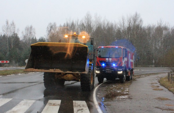 Apvirto smėlį vežęs krovininis automobilis, sužalotas vairuotojas