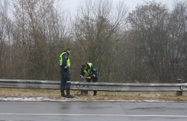 Apvirto smėlį vežęs krovininis automobilis, sužalotas vairuotojas