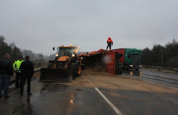 Apvirto smėlį vežęs krovininis automobilis, sužalotas vairuotojas